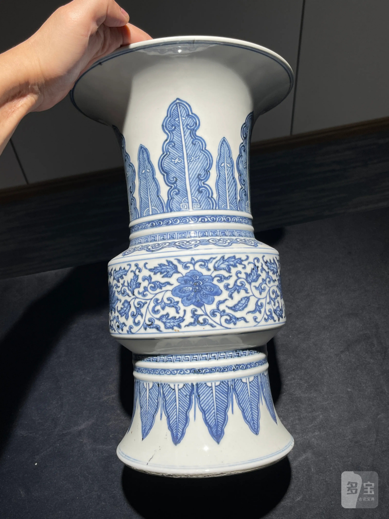清乾隆 青花缠枝莲纹花觚 - 图4